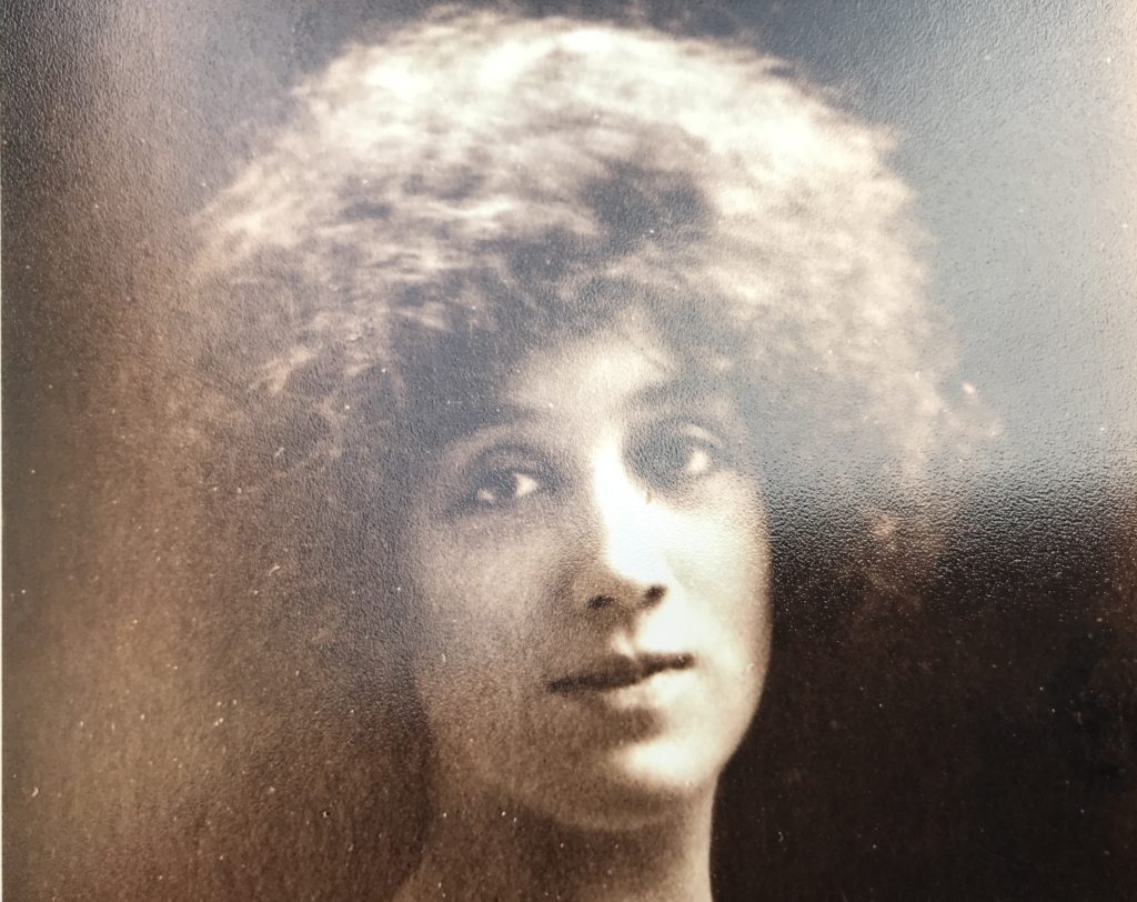 Portrait de jeunesse de l'aviatrice Adrienne Bolland enterrée à Donnery dans le Loiret