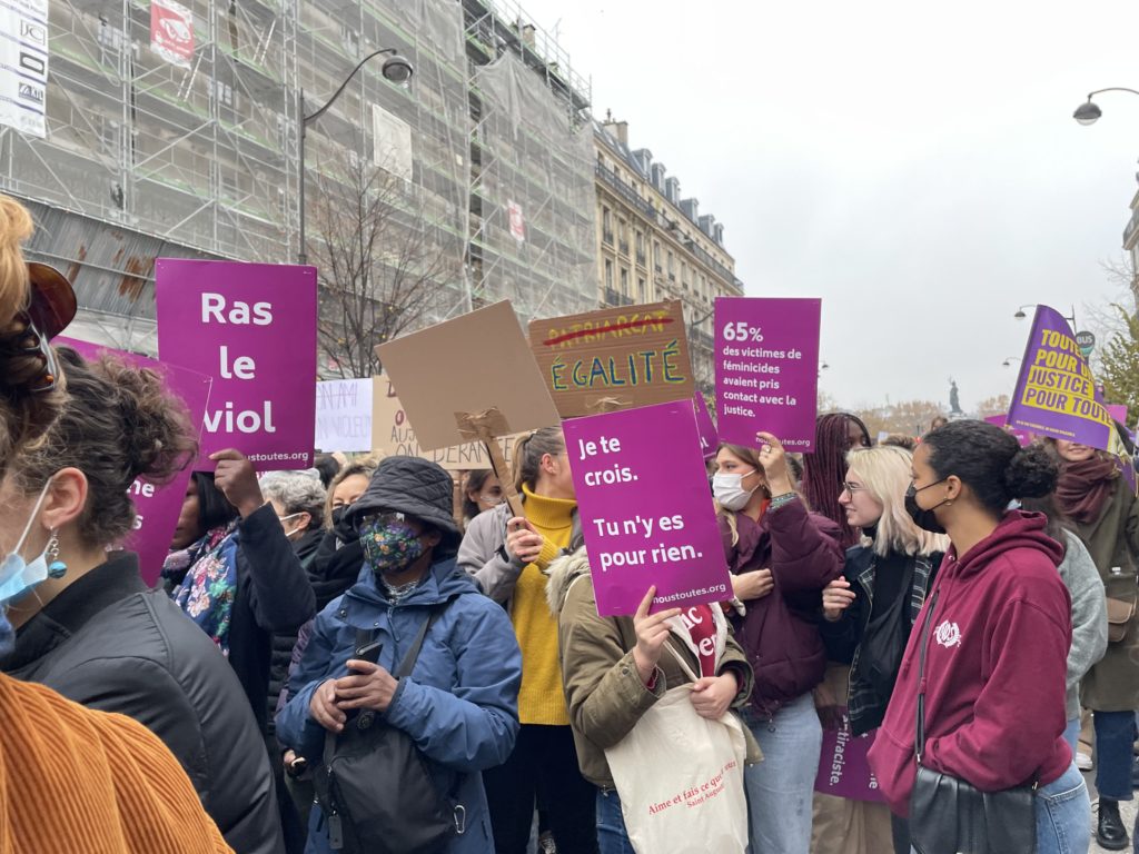 Le violet, couleur des féministes était très présent à la marche #Nous Toutes du 20 novembre 2021 à Paris