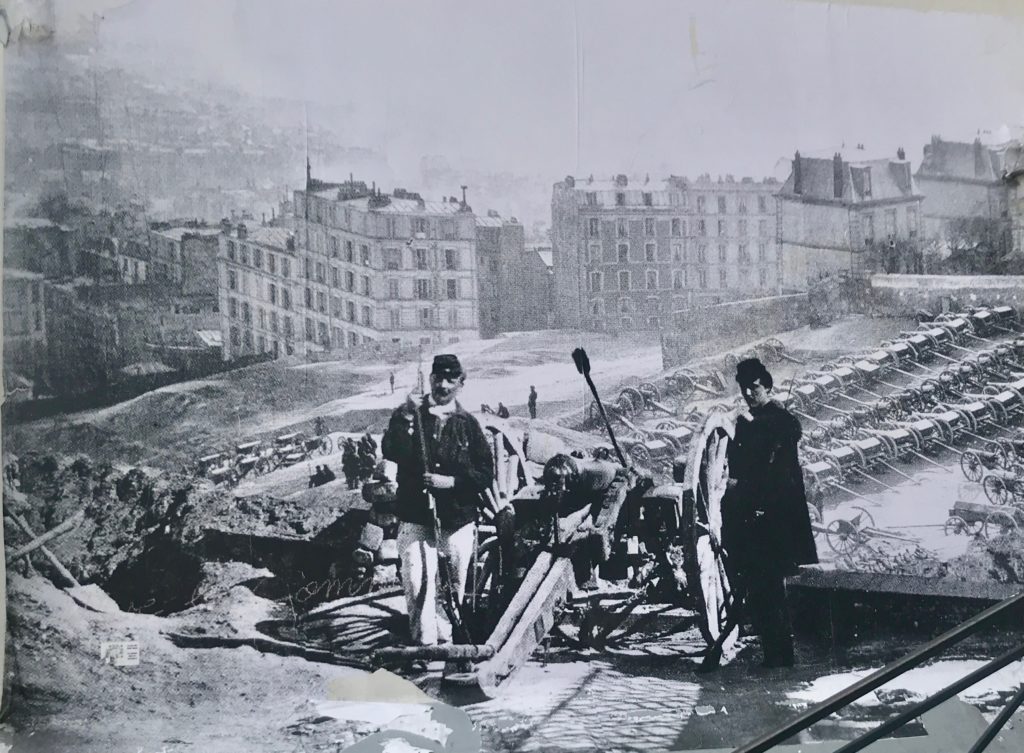 Photo montrant les Montmartrois protégeant leurs canons contre les Versaillais de Thiers, premier acte de la Commune de Paris.