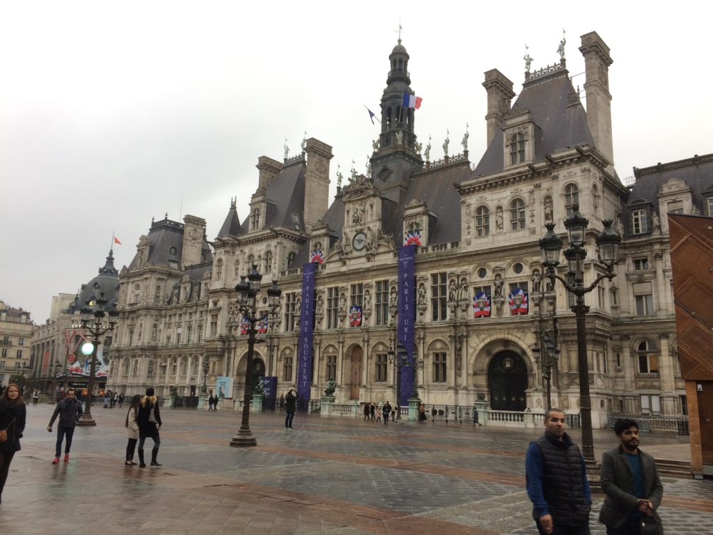 L'hôtel de Ville de Paris et son parvis où Louise Michel tira son premier coup de feu. La Commune y fut officiellement proclamé le 28 mars 1871. Les bâtiments seront brûlés par les fédérés durant la semaine sanglante le 24 mai 1871.