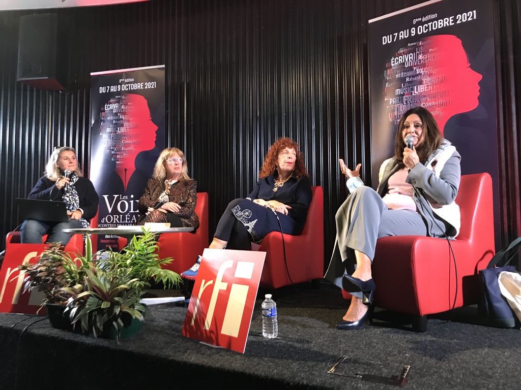 Table ronde "Voyageuses et espionnes : de fabuleux destins le 7 octobre 2021 aux Voix d'Orléans animée par Catherine Fruchon-Toussaint, journaliste à RFI avec de gauche à droite Muriel Augry, Laurence Gavron et Fawzia Zouari.