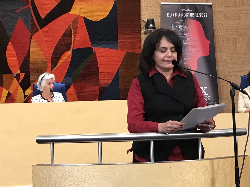 L'écrivaine iranienne Chahla Chafiq témoigne contre les deux accusées lors du procès-spectacle d'Orléans "les écrivaines sont-elles dangereuses ?" du 9 octobre 2021. 